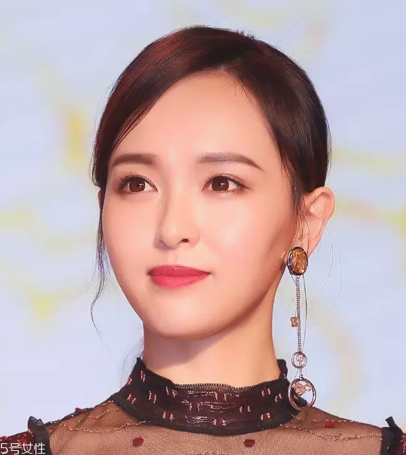 寬額頭適合什么劉海？2018額頭寬劉海圖片