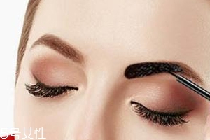 塑形眉膠怎么用？修眉后直接勾畫眉形