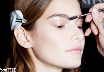 塑形眉膠怎么用？修眉后直接勾畫眉形