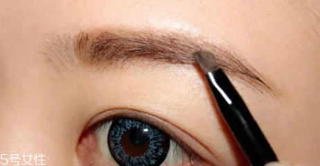 眉膏和眉粉有什么區(qū)別？眉粉只能上色