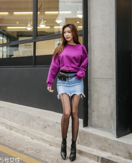 衛(wèi)衣搭配短裙好看嗎？開春必備的減齡穿搭