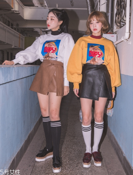 衛(wèi)衣搭配短裙好看嗎？開春必備的減齡穿搭