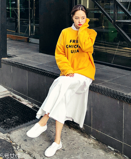 衛(wèi)衣搭配長(zhǎng)裙好看嗎？早春凹足造型感