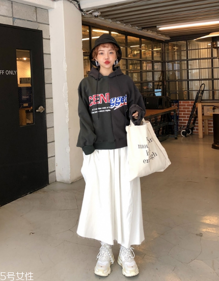 衛(wèi)衣搭配長(zhǎng)裙好看嗎？早春凹足造型感