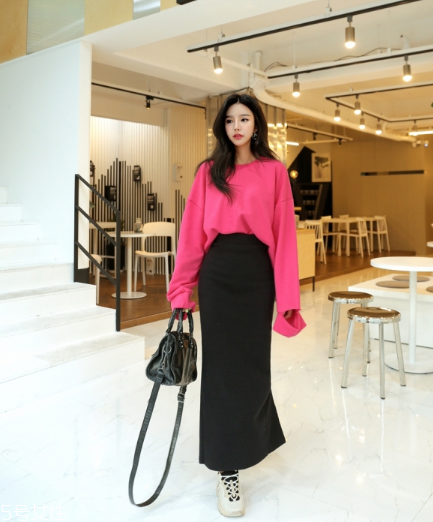 衛(wèi)衣搭配長(zhǎng)裙好看嗎？早春凹足造型感