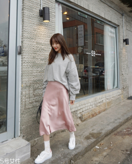 衛(wèi)衣搭配長(zhǎng)裙好看嗎？早春凹足造型感