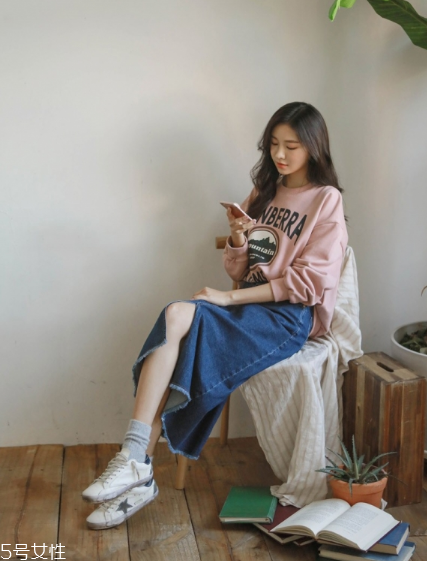 衛(wèi)衣搭配長(zhǎng)裙好看嗎？早春凹足造型感