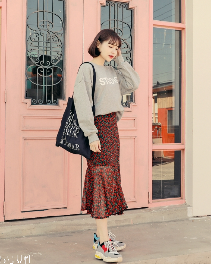 衛(wèi)衣搭配長(zhǎng)裙好看嗎？早春凹足造型感