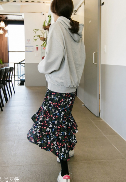 衛(wèi)衣搭配長(zhǎng)裙好看嗎？早春凹足造型感