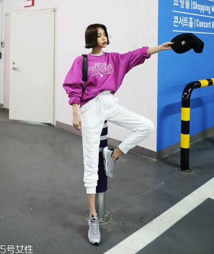 紫色衛(wèi)衣怎么搭配？流行色助你成為時尚女王