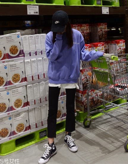 紫色衛(wèi)衣怎么搭配？流行色助你成為時尚女王