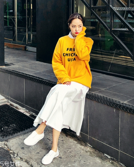 黃色衛(wèi)衣怎么搭配？用亮色吸引眼球