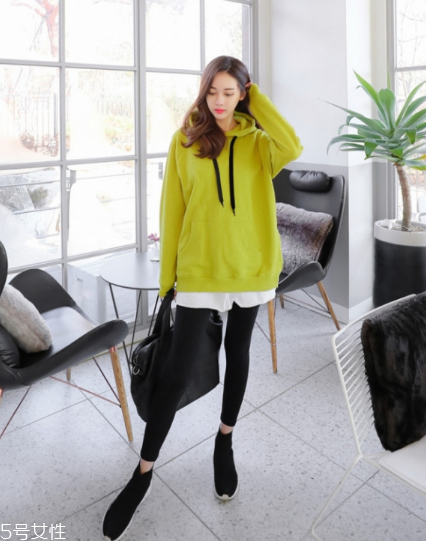 黃色衛(wèi)衣怎么搭配？用亮色吸引眼球