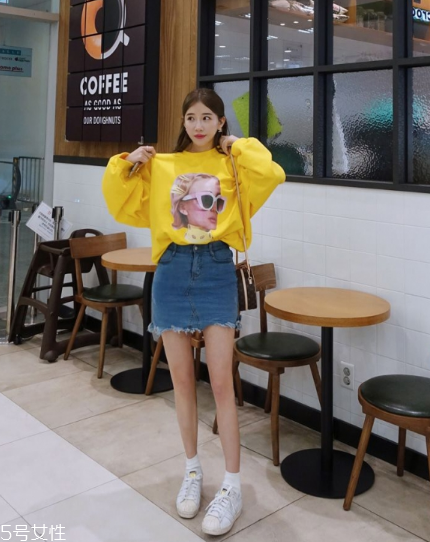 黃色衛(wèi)衣怎么搭配？用亮色吸引眼球