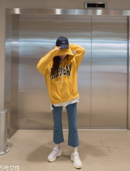 黃色衛(wèi)衣怎么搭配？用亮色吸引眼球