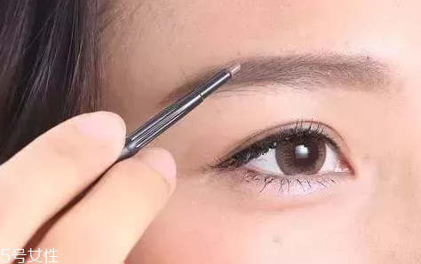 定妝粉用刷子好還是用粉撲好？新手用粉撲