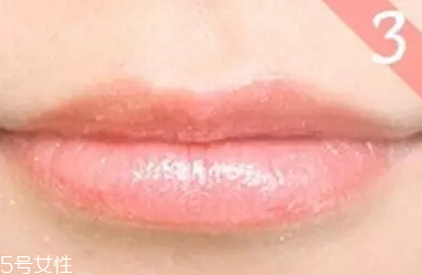 唇彩怎樣才能不掉色？用口紅雨衣固色