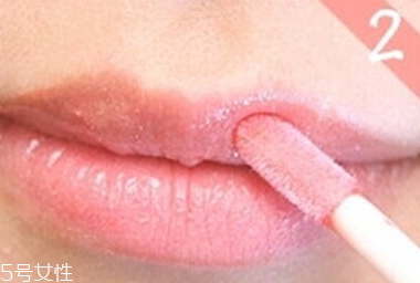 唇彩怎樣才能不掉色？用口紅雨衣固色