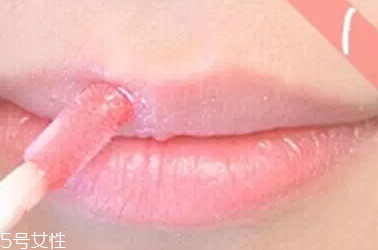 唇彩怎樣才能不掉色？用口紅雨衣固色