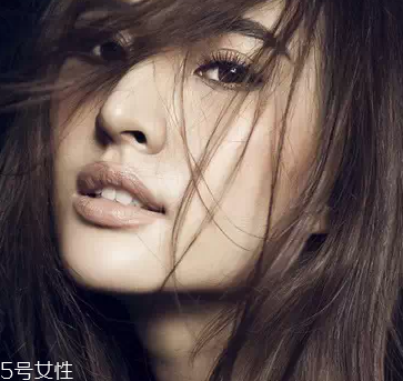 唇彩怎樣才能不掉色？用口紅雨衣固色