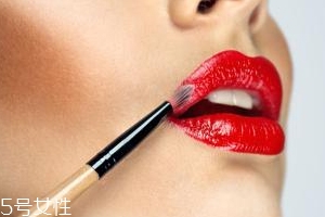 唇彩怎樣才能不掉色？用口紅雨衣固色