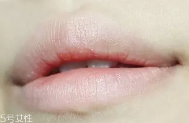 唇彩怎么涂好看？用下唇暈染上唇更好看