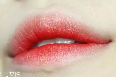 唇彩怎么涂好看？用下唇暈染上唇更好看