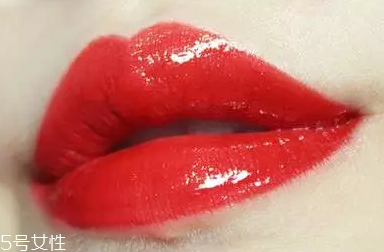 唇彩怎么涂好看？用下唇暈染上唇更好看