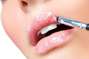 唇彩怎么涂好看？用下唇暈染上唇更好看