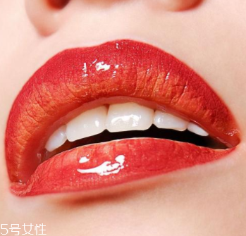 唇彩有點干了怎么辦？加礦泉水稀釋