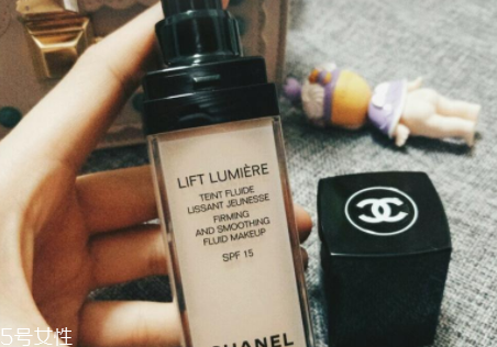香奈兒粉底液哪款好？緊顏煥彩粉底液干皮救星
