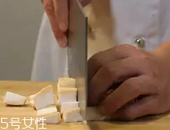 杏鮑菇怎么洗才干凈？鹽水泡泡輕松去污