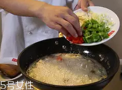 杏鮑菇怎么洗才干凈？鹽水泡泡輕松去污