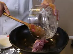 杏鮑菇怎么洗才干凈？鹽水泡泡輕松去污