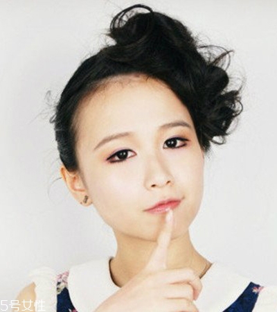 伴娘妝容的畫(huà)法教程圖解 持久不脫妝