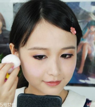 伴娘妝容的畫(huà)法教程圖解 持久不脫妝