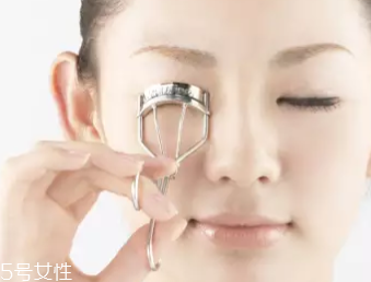 怎么刷睫毛膏才翹才長？8個(gè)步驟刷出動(dòng)人電眼