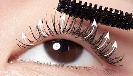 怎么刷睫毛膏才翹才長？8個(gè)步驟刷出動(dòng)人電眼