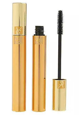 睫毛膏暈染到下眼皮怎么辦？用棉簽蘸取卸妝水擦掉