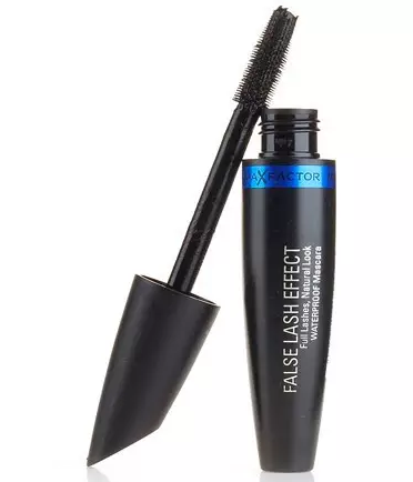 睫毛膏暈染到下眼皮怎么辦？用棉簽蘸取卸妝水擦掉