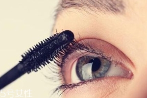 睫毛膏暈染到下眼皮怎么辦？用棉簽蘸取卸妝水擦掉