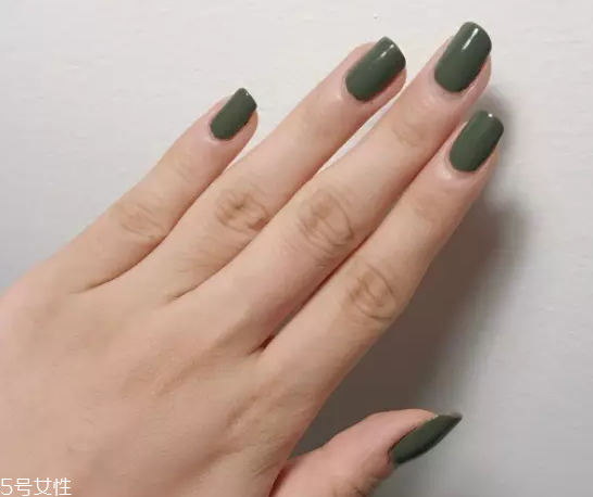 綠色指甲油配什么顏色？裸色和巧克力色是絕配