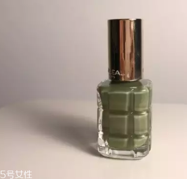 綠色指甲油配什么顏色？裸色和巧克力色是絕配
