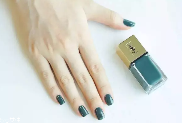 綠色指甲油配什么顏色？裸色和巧克力色是絕配