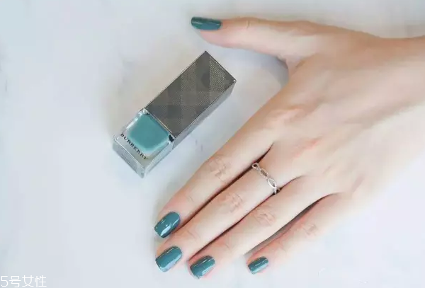 綠色指甲油配什么顏色？裸色和巧克力色是絕配