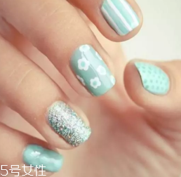 綠色指甲油顯手黑嗎？反光深綠色適合黃皮