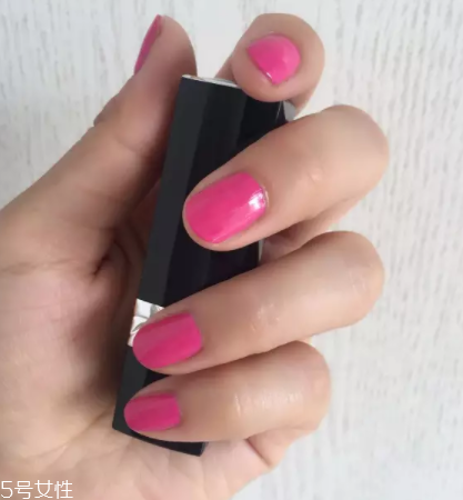 綠色指甲油顯手黑嗎？反光深綠色適合黃皮