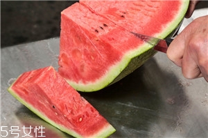 西瓜怎么切好看 擺盤裝果盒都方便