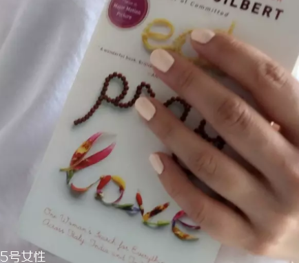 綠色指甲油顯手黑嗎？反光深綠色適合黃皮