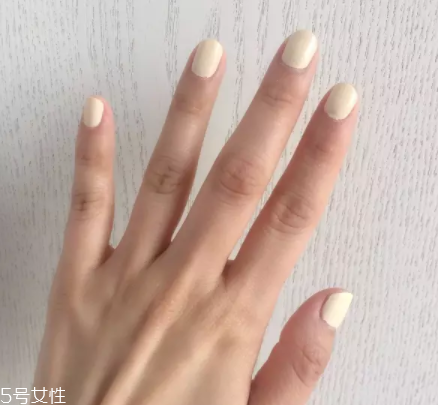 綠色指甲油顯手黑嗎？反光深綠色適合黃皮